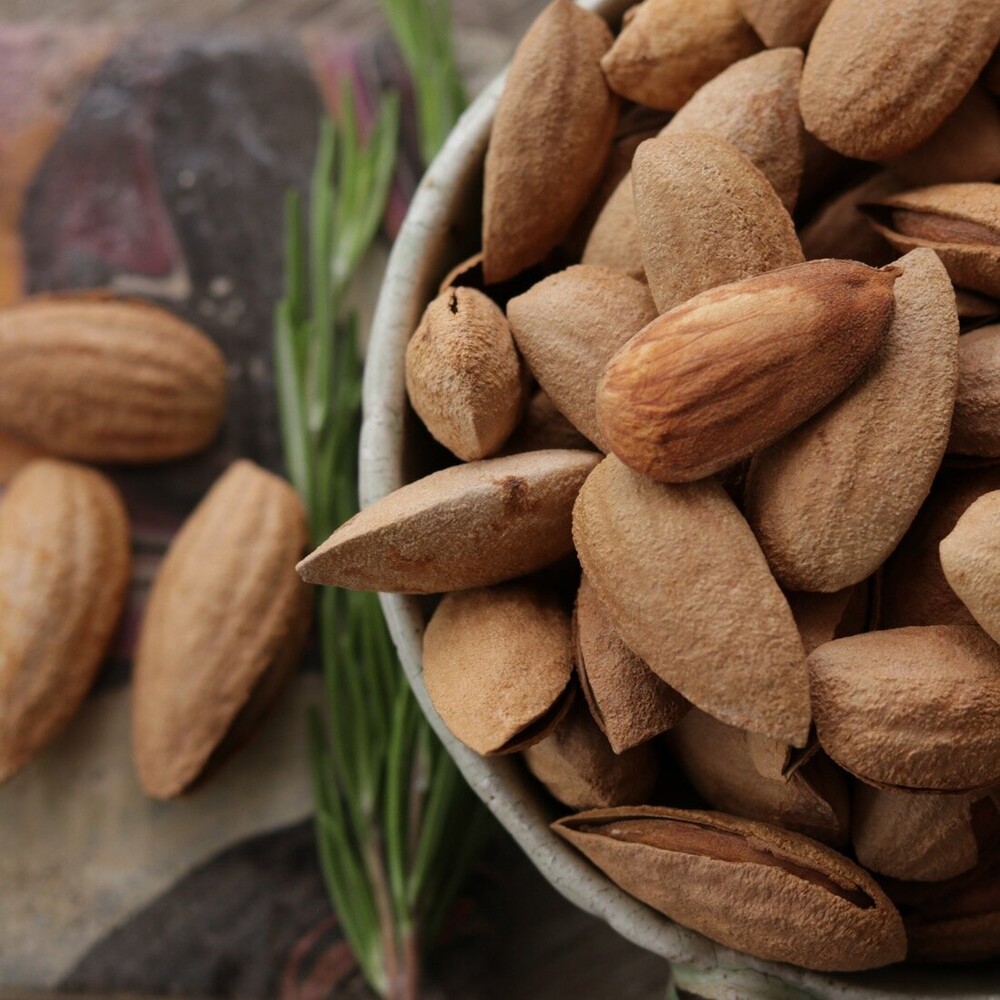 Миндаль в скорлупе крупный горный Миндаль в скорлупе крупный горный